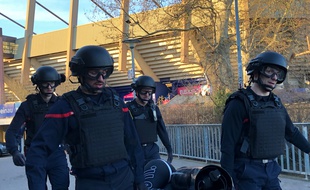 Les pompiers sortent des victimes gravement touchées sur brancards.
