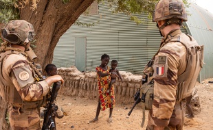 Des militaires de l’opération Barkhane, à Gossi dans le nord du Mali le 21 avril 2019.