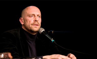 Alain Soral lors d'une conférence de presse, le 4 juin 2009