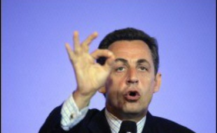 Gérard Longuet, sénateur UMP de la Meuse, a estimé dimanche que le choix de Nicolas Sarkozy de rester au ministère de l'Intérieur jusqu'au début de la campagne officielle pour la présidentielle était "à son honneur à titre personnel", mais ne le servait pas "comme candidat".