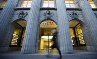 Une personne passe devant une banque UBS, à Zurich le 9 février 2010.