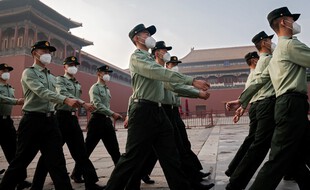 Des soldats de l'armée chinoise devant la Cité interdite, le 21 mai 2020 à Pékin.