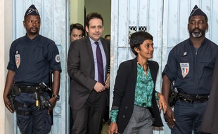 La secrétaire d'Etat à l'outre-mer Ericka Bareigts et le ministre de l'Intérieur Matthias Fekl en Guyane, à Cayenne, le 29 mars 2017.