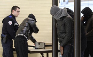 Les accusés de l'affaire des viols collectifs de Fontenay-sous-Bois arrivent au tribunal d'Evry, le 26 novembre 2013.