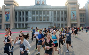 Des participants au marathon de Pyongyang (Corée du Nord), en avril 2014.