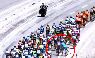 Gruzdev inflige un coup de poing à Zhupa lors de la cinquième étape du Tour de Turquie le 30 avril 2015.