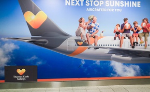 Une affiche du voyagiste Thomas Cook à l'aéroport de Gatwick, à Londres.