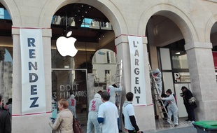 L'opération d'Attac s'est déroulée très rapidement ce lundi matin, devant l'Apple Store du marché Saint-Germain (Paris 6e).