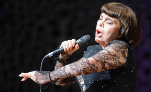 Mireille Mathieu est «fâchée à vie» contre Yann Barthès et Laurent Ruquier.