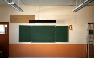 Salle de classe vide un jour avant la rentree des eleves. tableau noir craie.