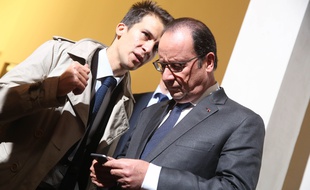 Gaspard Gantzer, le conseiller en communication du président de la République, et François Hollande, à l'Ecole nationale des Chartes, à Paris, le 9 octobre 2015.