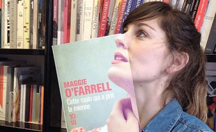 Le personnel de la librairie Mollat prend la pose pour des "bookface" qui ont fait le tour du monde via Instagram.