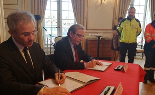Le préfet du Grand Est Stéphane Fratacci et le maire de Strasbourg Roland Ries ont signé cette convention vendredi 17 mars.
