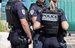 La police tue un homme retranché chez lui et armé d’un hachoir
