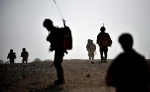 Un Afghan portant l'uniforme de la police a tué un soldat de l'Otan dimanche dans le sud de l'Afghanistan, a annoncé la force de l'Otan (Isaf), ce qui porte à 40 morts le bilan de telles attaques dites "fratricides" pour l'année en cours.