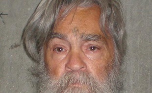 Les services pénitentiaires californiens ont diffusé jeudi une photo récente du "gourou" Charles Manson, emprisonné depuis plus de quarante ans pour une série de crimes célèbres, et dont la liberté conditionnelle sera examinée mercredi par les autorités