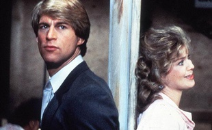 L'acteur Simon MacCorkindale dans la série Manimal avec Melody Anderson.