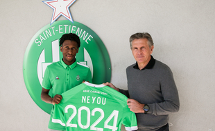 Yvan Neyou pose aux côtés de son entraîneur Claude Puel, à l'occasion de son nouveau contrat jusqu'en 2024 avec les Verts.