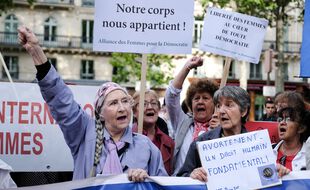 Des femmes manifestent à Paris à l'appel du Collectif Avortement en Europe