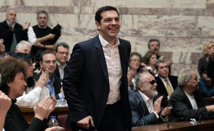 Le Premier ministre grec Alexis Tsipras applaudi par les députés le 5 février 2015 au parlement à Athènes