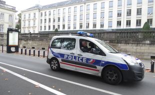 Une voiture de police, dans le centre-ville de Nantes