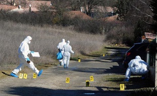 Des experts de la brigade scientifique font des relevés à l'endroit où ont été retrouvés les effets personnels de Patricia Bouchon, une joggeuse disparue, le 15 février 2011 à l'entrée de la commune de Bouloc.