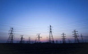 Les lignes à haute et très haute tension distribuent l'électricité à travers le territoire.