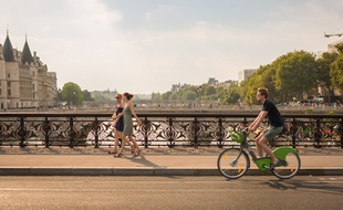 Le 23 juillet 2018, à Paris (4e). Un cycliste à Vélib circule dans une voie cyclable, sur le pont Notre-Dame.
