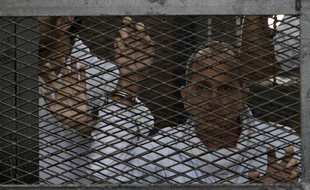 Le journaliste australien Peter Greste dans le box des accusés, au Caire le 5 mars 2014