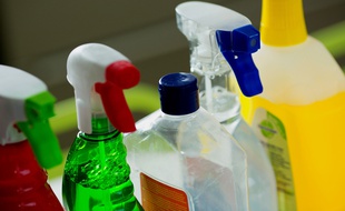 Les produits ménagers que l'on utilise au quotidien peuvent être dangereux pour la santé et l'environnement.
