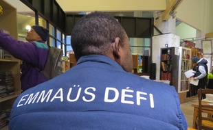 Une personne en CDD d'insertion au sein du Bric-à-brac d'Emmaüs dans le XIXème arrondissement de Paris