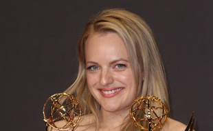 L'actrice Elisabeth Moss avec ses récompenses aux Emmy Awards