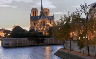 Vue arrière de Notre-Dame à Paris. (Illustration)
