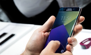 Un homme tenant un Galaxy Note 7