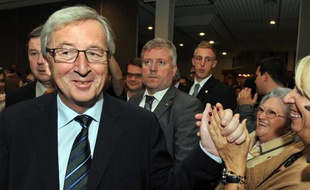 Jean-Claude Juncker, Premier ministre du Luxembourg depuis plus de 18 ans, est arrivé dimanche en tête des législatives anticipées, mais en net recul, et a aussitôt demandé à former le prochain gouvernement.