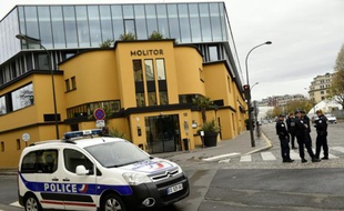Un cordon de sécurité autour de l'hôtel Molitor hébergeant l'équipe d'Allemagne à Paris, le 13 novembre 2015