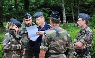 Des gendarmes autour de la base de loisirs de Chénérailles (Creuse) à la recherche d'un bébé disparu, le 29 août 2014