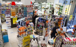 La délivrance de médicaments par les pharmaciens pour les petites maladies, une bonne idée? Illustration pharmacie Bd Haussmann a Paris.