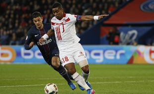 Hatem Ben Arfa à la lutte contre Franck Beria, le 7 fevrier 2017.