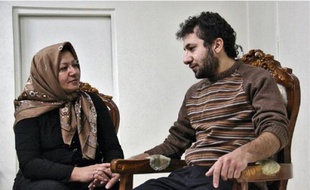 Sakineh Mohammadi Ashtiani avec son fils avant une interview à une télévision iranienne.