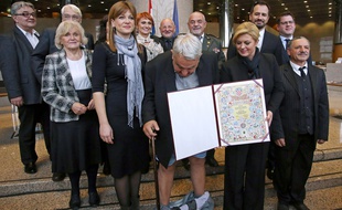 Remise de diplôme et perte de pantalon le 8 décembre 2015 en Croatie.