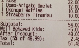 L'addition d'un restaurant de Calgary, au Canada, offrant une réduction pour les enfants bien élevés.