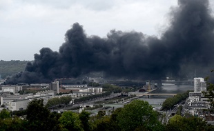 Le 26 septembre, un énorme incendie se déclare sur les sites de Lubrizol et de Normandie Logistique à Rouen.