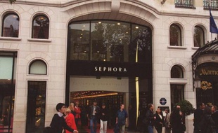 Le parfumeur Sephora, propriété du groupe LVMH, a été condamné lundi à fermer son magasin amiral des Champs-Elysées à 21H00, une victoire pour les syndicats, mais la direction de l'enseigne a annoncé aussitôt un pourvoi en cassation et une partie des salariés protestent.