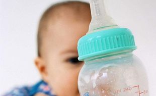 Un bébé et un biberon.