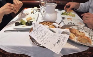 L'abaissement à 5,5% du taux de la TVA sur la restauration, envisagé sous conditions par le conseiller spécial du président Henri Guaino, permettrait aux restaurateurs de prendre des engagements "sur les conditions d'emploi et les prix", a réagi lundi le président du Synhorcat.