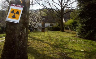 Un pavillon du quartier des Coudraies à Gif-sur-Yvette construit sur le site d'une ancienne usine de radium et contaminé, le 1 avril 2003.