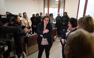 Emmanuelle Cosse dans un foyer géré par l'association La Mie de pain, à Paris le 6 janvier 2017.
