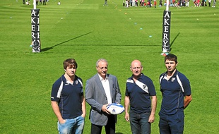 Le capitaine Planas, le président Sarrazain, les coachs Dumas et Houlès.
