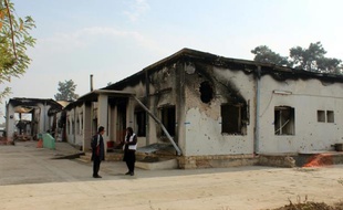 Des membres de MSF devant l'hôpital de MSF à Kunduz, en Afghanistan, détruit par des frappes américaines, le 10 novembre 2015